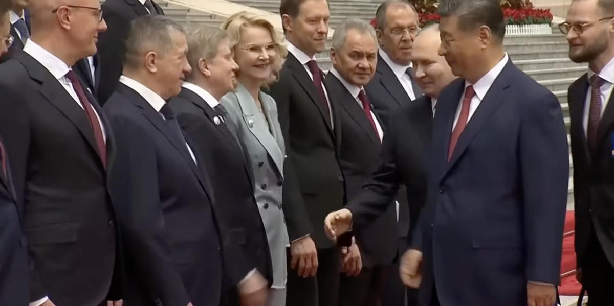 - российские силовые министры приветствуют лидера Си -