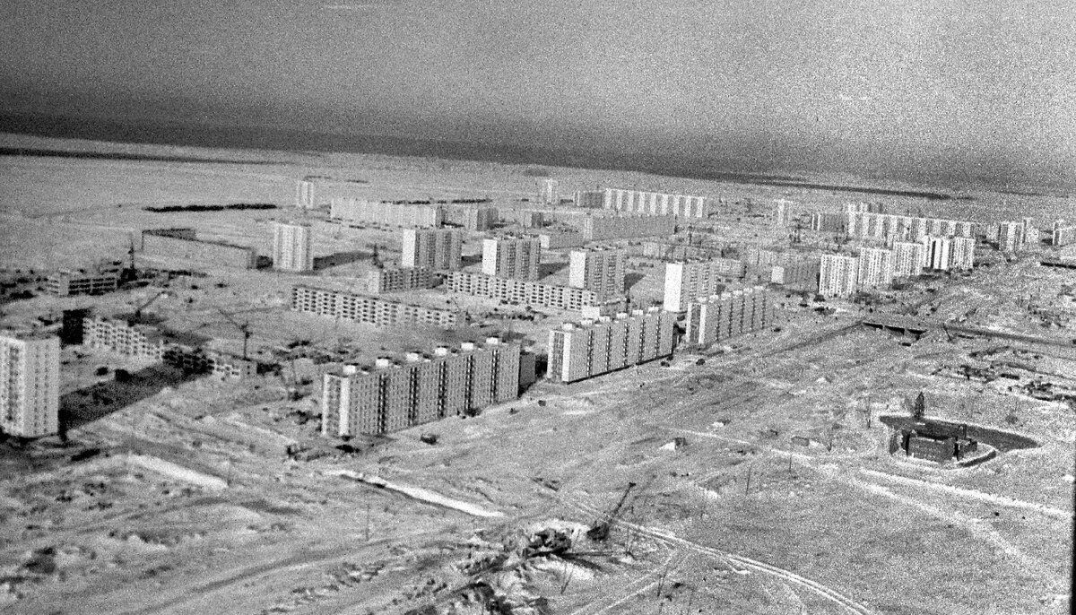 1973 год. Пустырь на месте будущего парка и стадиона. Справа видна установленная новогодняя ёлка и летний кинотеатр