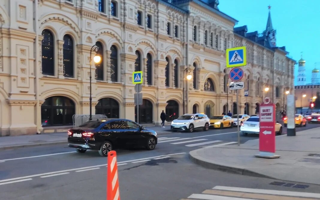 На московских улицах и в Санкт-Петербурге был замечен новый седан Lada Aura 2024. Об этом сообщает Autonews.ru.