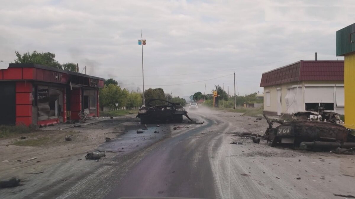 Уничтоженный ударом FPV-дрона Т-64БВ ВСУ у въезда в Волчанск. Танк метнул башню, источник – Телеграм-канал Осведомитель