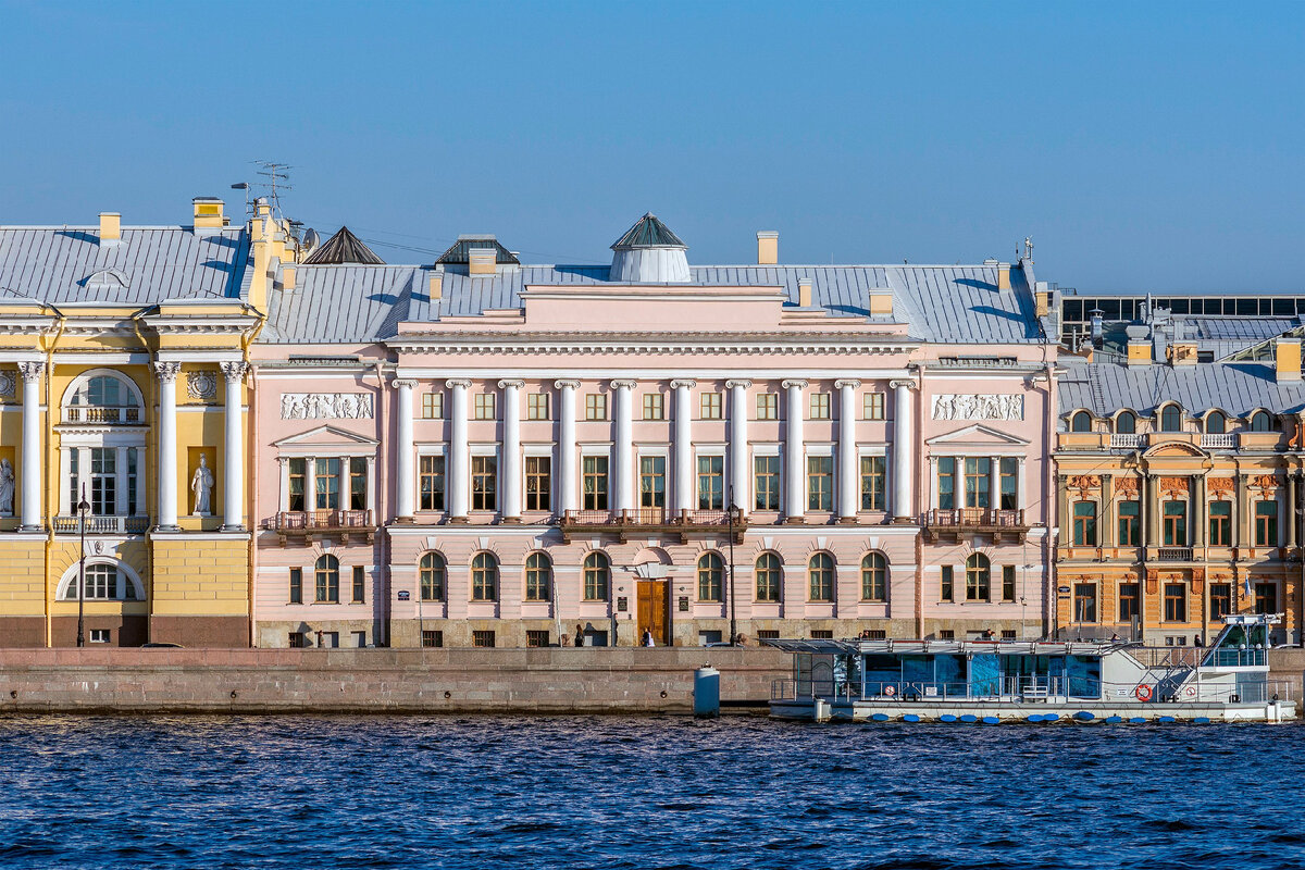 Английская набережная в Санкт-Петербурге, дом графини А. Г. Лаваль. источник Википедия / автор Alex 'Florstein' Fedorov