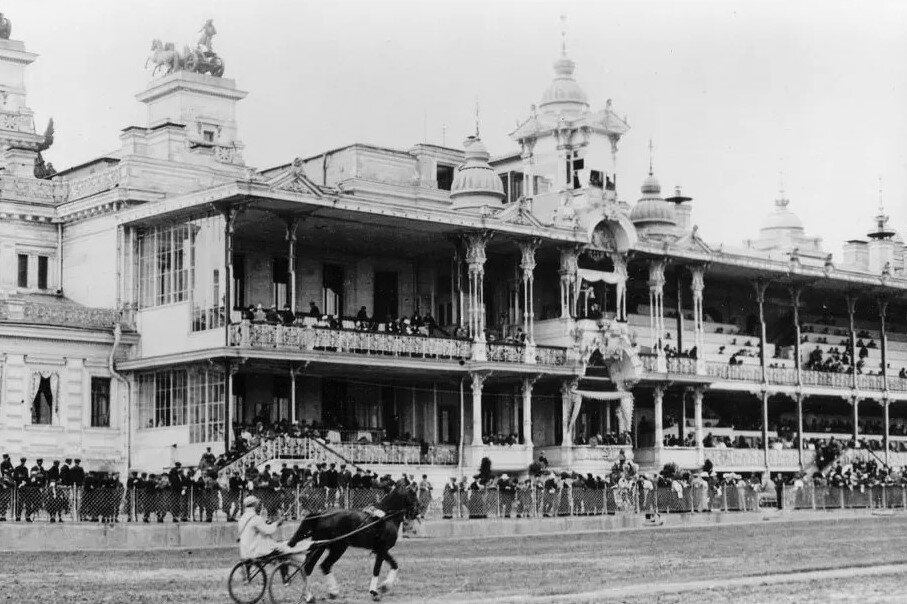 На беговом ипподроме, 1909 год. Фото: pastvu.com