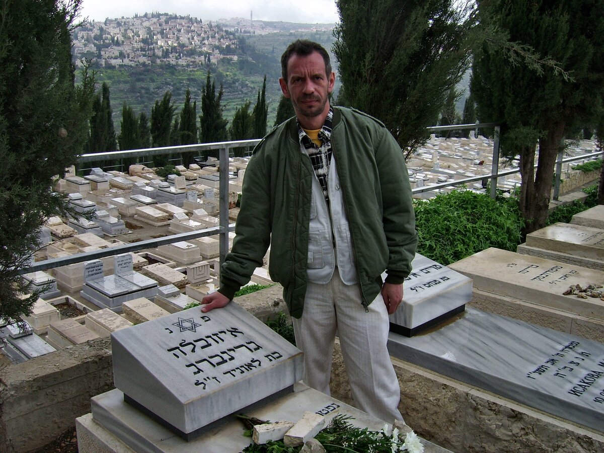 У могилы бабушки...