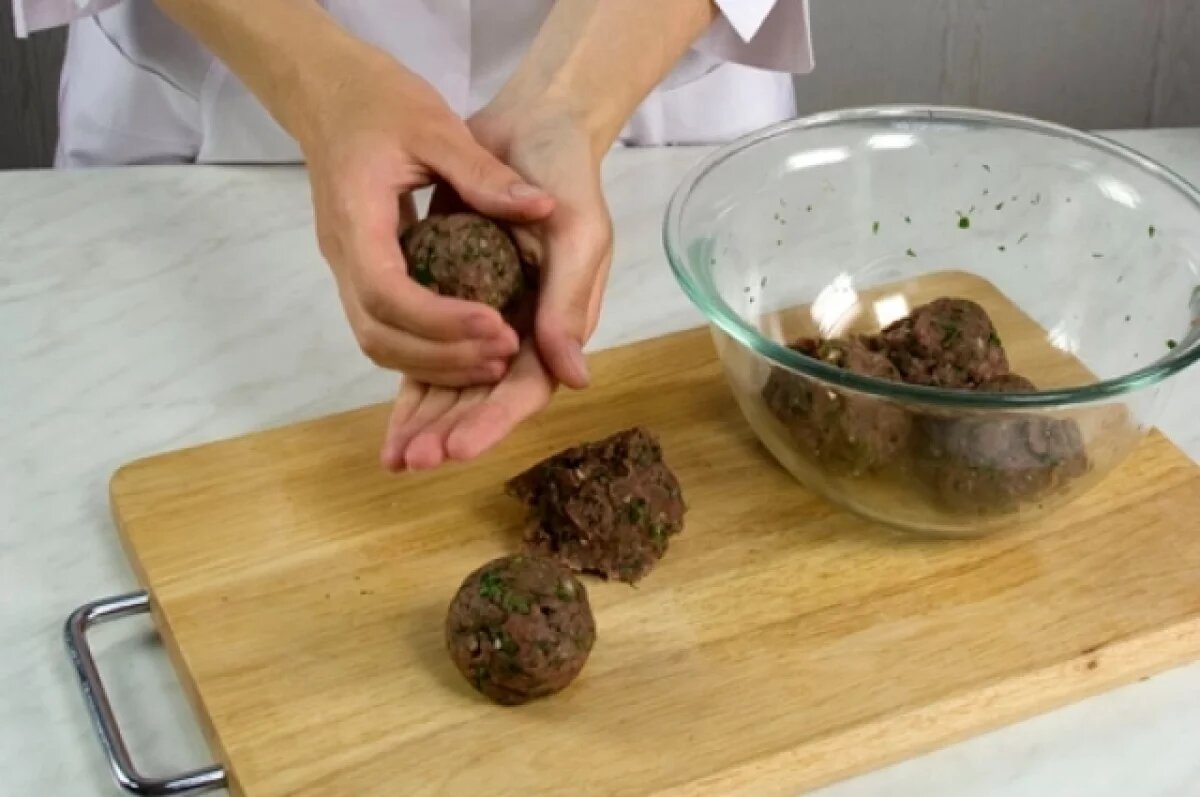    Под Волгоградом предприниматель налепил рыбные тефтели из нелогичного сырья