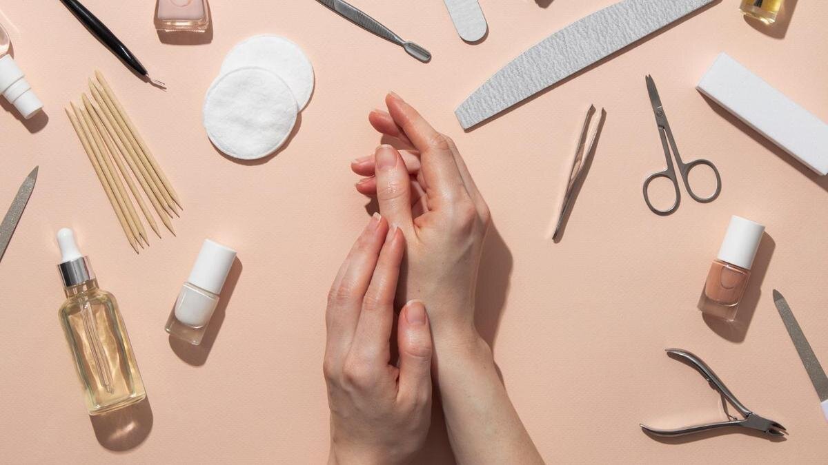    Ассортимент уходовых средств для ногтей:Freepik