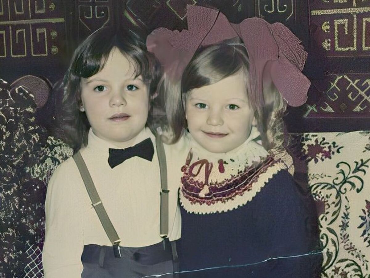 Юля с братом Колей - неразлучны с рождения. Листайте дальше, там про семью)