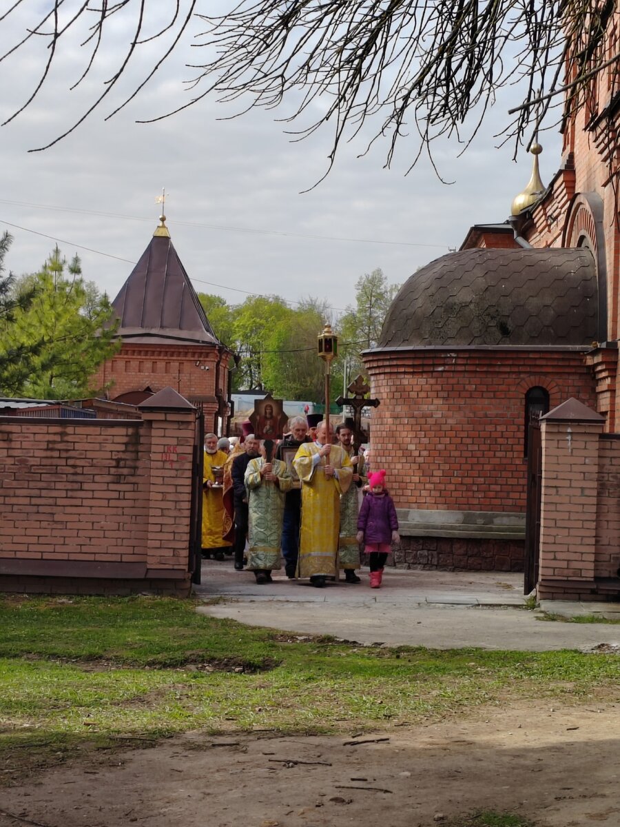 так как пасхальная неделя,попали на крестный ход даже,было интересно поглядеть