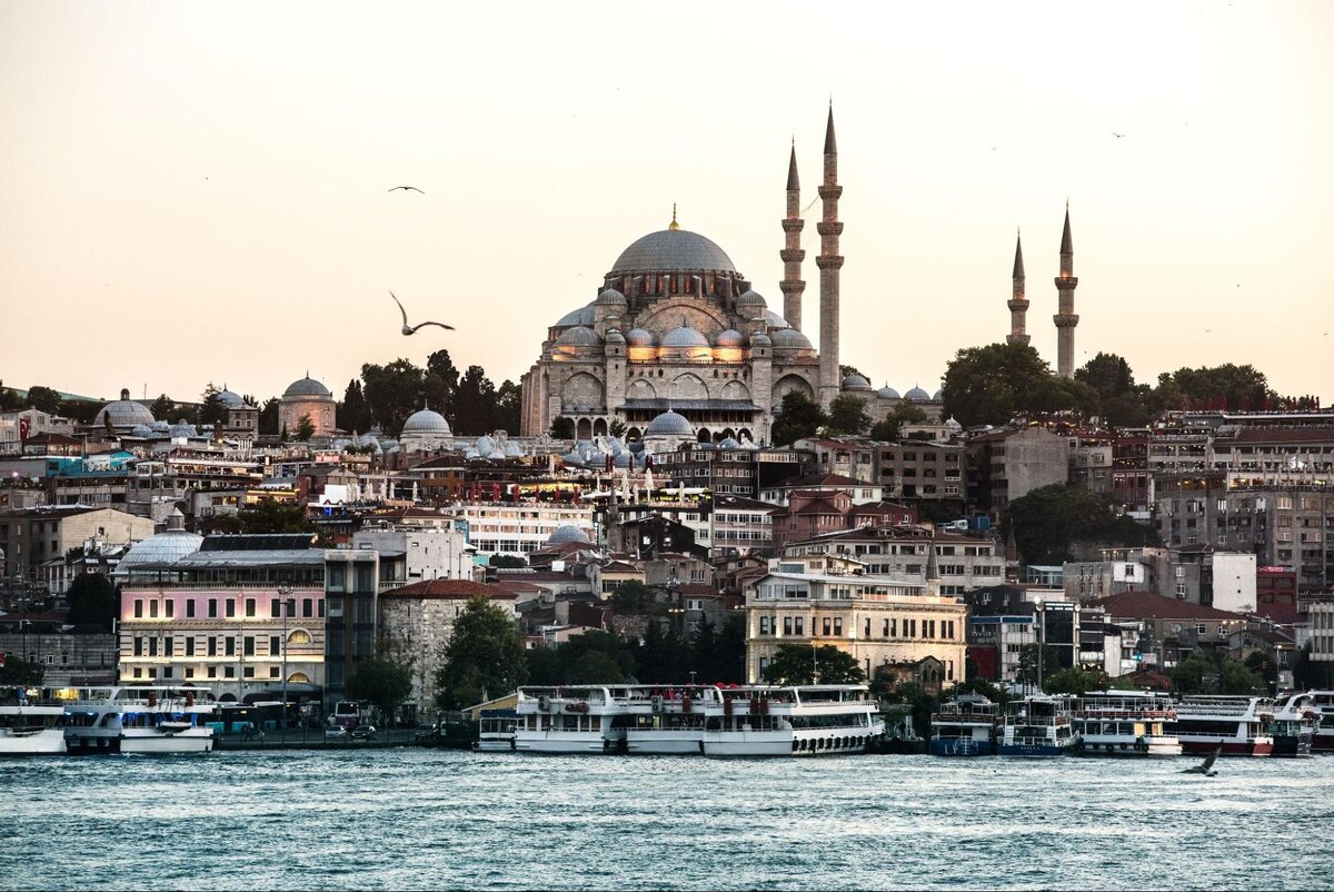 Стамбул — современная восточная сказка. Расположенный одновременно в Европе и Азии, он соединил в себе древние восточные традиции и модные западные тенденции.