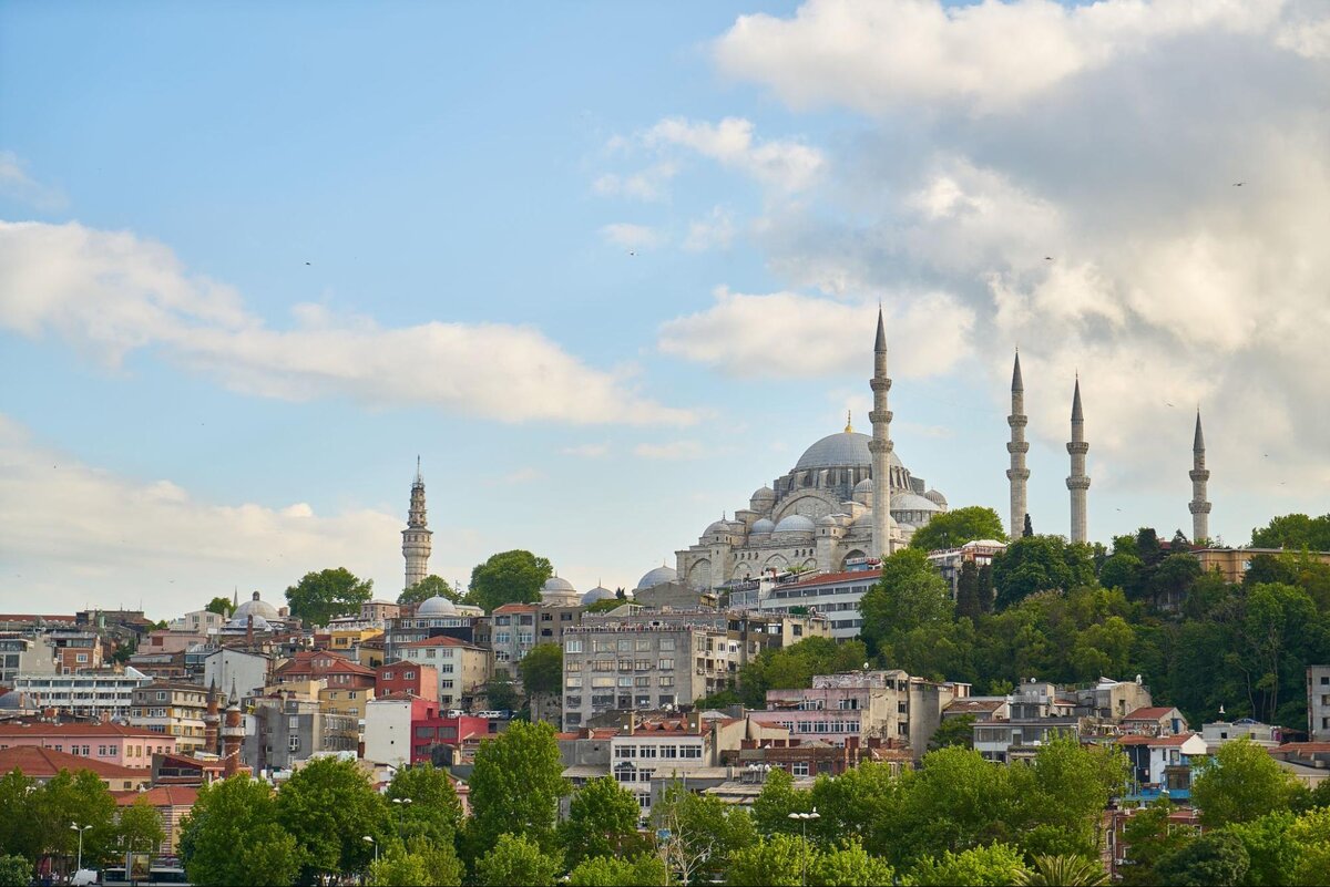 Стамбул — современная восточная сказка. Расположенный одновременно в Европе и Азии, он соединил в себе древние восточные традиции и модные западные тенденции.-2