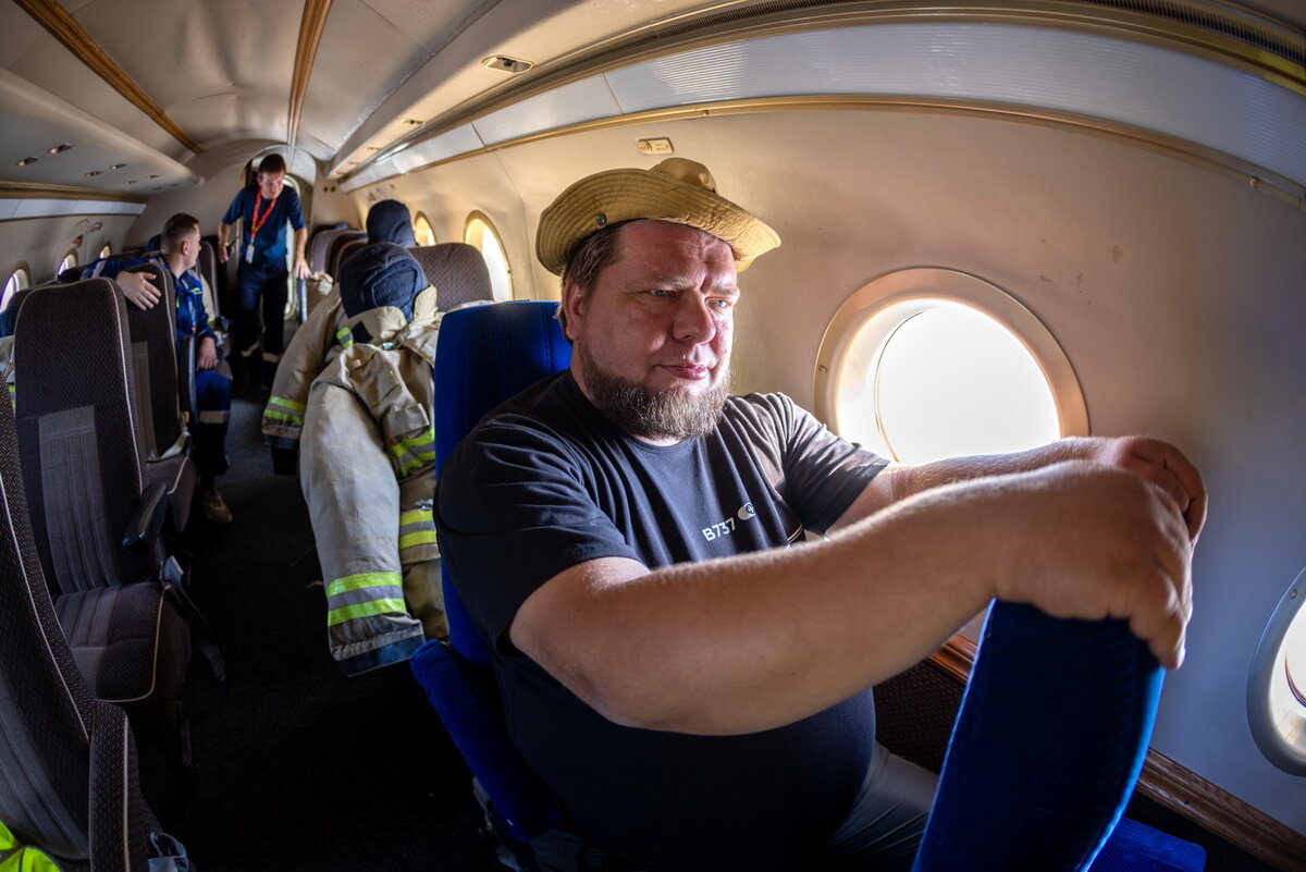 Sic transit gloria mundi (лат. Так проходит слава мирская)  
С главой района меня познакомил мой друг, прекрасный повар и фермер Иван Абалымов.
Мы кивнули друг другу, перекинулись парой общепринятых фраз и уже разошлись, как моя собеседница заметила: 
– А я вас знаю!
Я улыбнулся в оставшиеся 28 зубов, и расправил плечи. Приятно, черт возьми, когда узнают продюсеров. 
- Мы с вами в прошлом году на одном самолете из Минска летели. 
Улыбка немного спала с лица. Видимо до известного продюсера я еще не дорос. Но ведь какая память должна быть у человека, чтобы запомнить лица своих попутчиков. Это при том, что в полете я веду себя мирно и ничем не выделяюсь. И даже не могу внятно сказать, с кем я, скажем, вчера в метро ехал. 
За фото слова отдельной благодарности очаровательной Марине Лысцевой