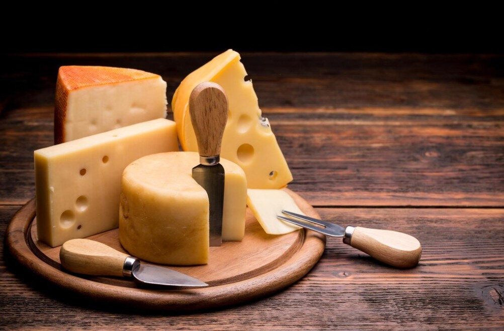 Чтобы любой твёрдый сыр долго оставался свежим и не терял своих вкусовых качеств, продукт необходимо правильно хранить.