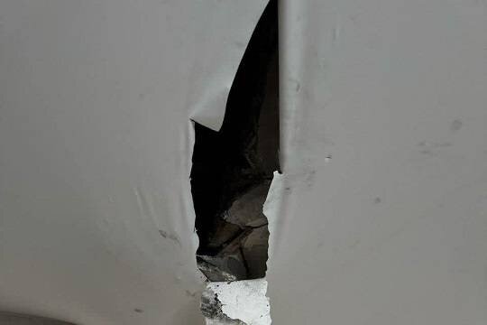    Жителям Хабаровска запретили чинить обрушившийся потолок и не переселяют их в другую квартиру