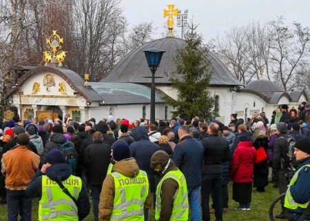    Военные и полицейские ночью снесли часовню Десятинного храма УПЦ