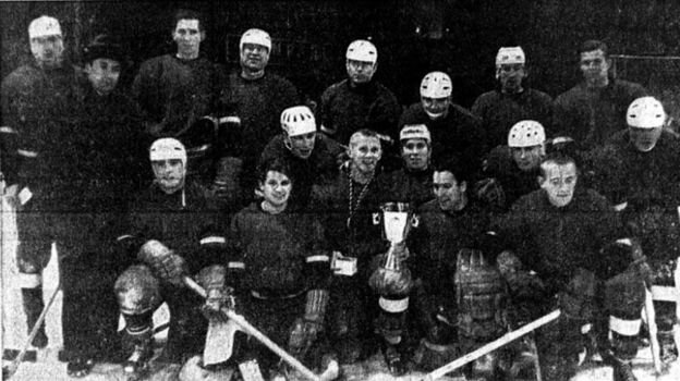 1967 год. Хоккеисты «Локомотива» с трофеем. Фото ice-hockey-stat.com