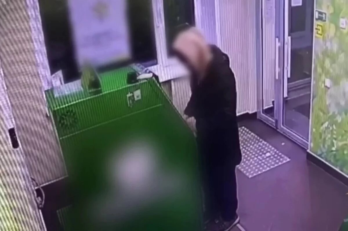    Один из курьеров мошенников переводит деньги работодателям.