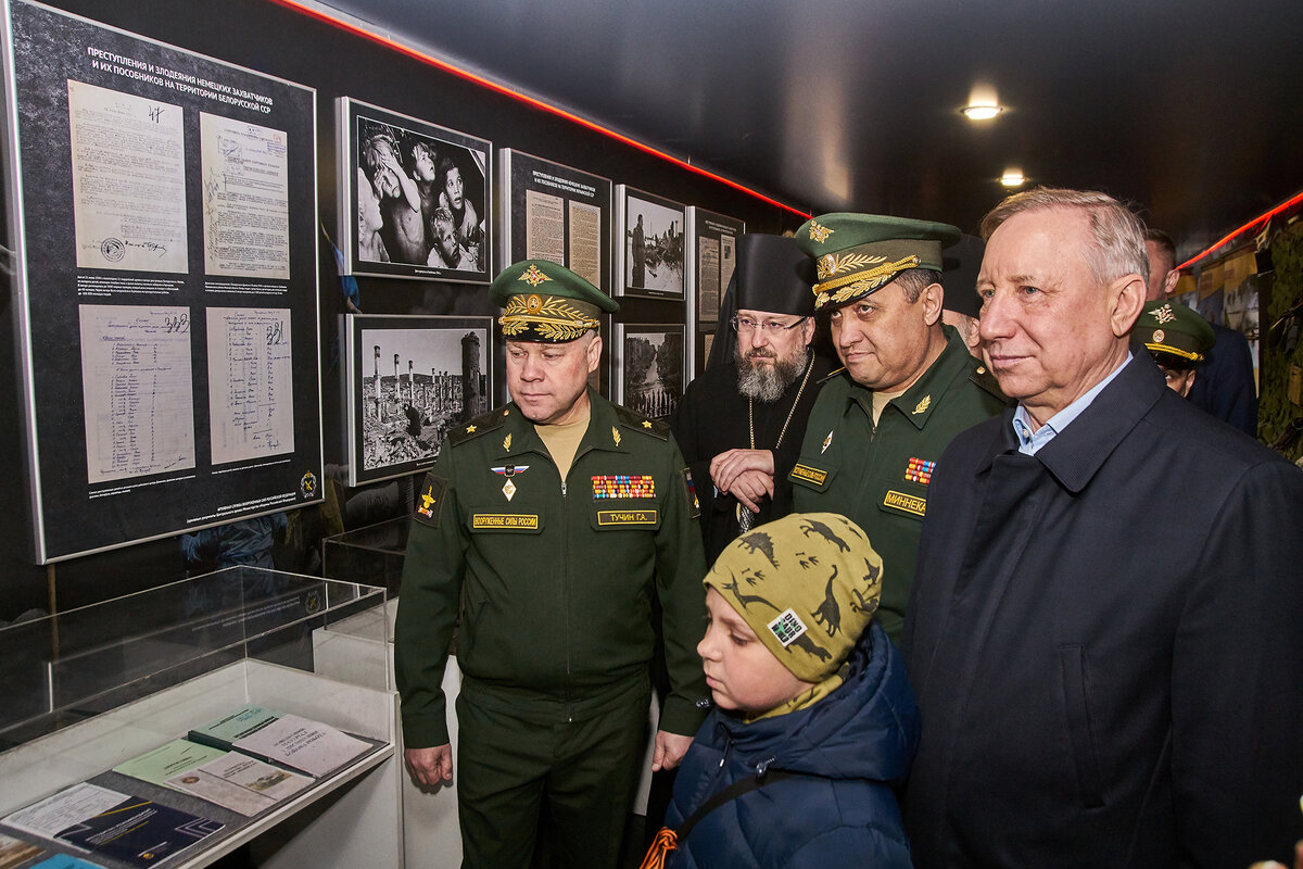Александр Беглов и генераль-лейтенант Рустам Миннекаев знакомятся с экспозицией