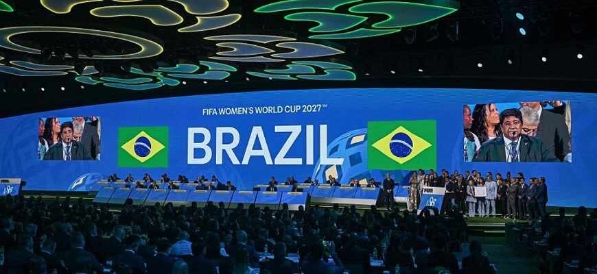 Женский футбольный чемпионат мира, как заявил Конгресс ФИФА, пройдет в Бразилии. Новость растиражирована в пятницу. Отклонены Бельгия, Германия, Нидерланды.