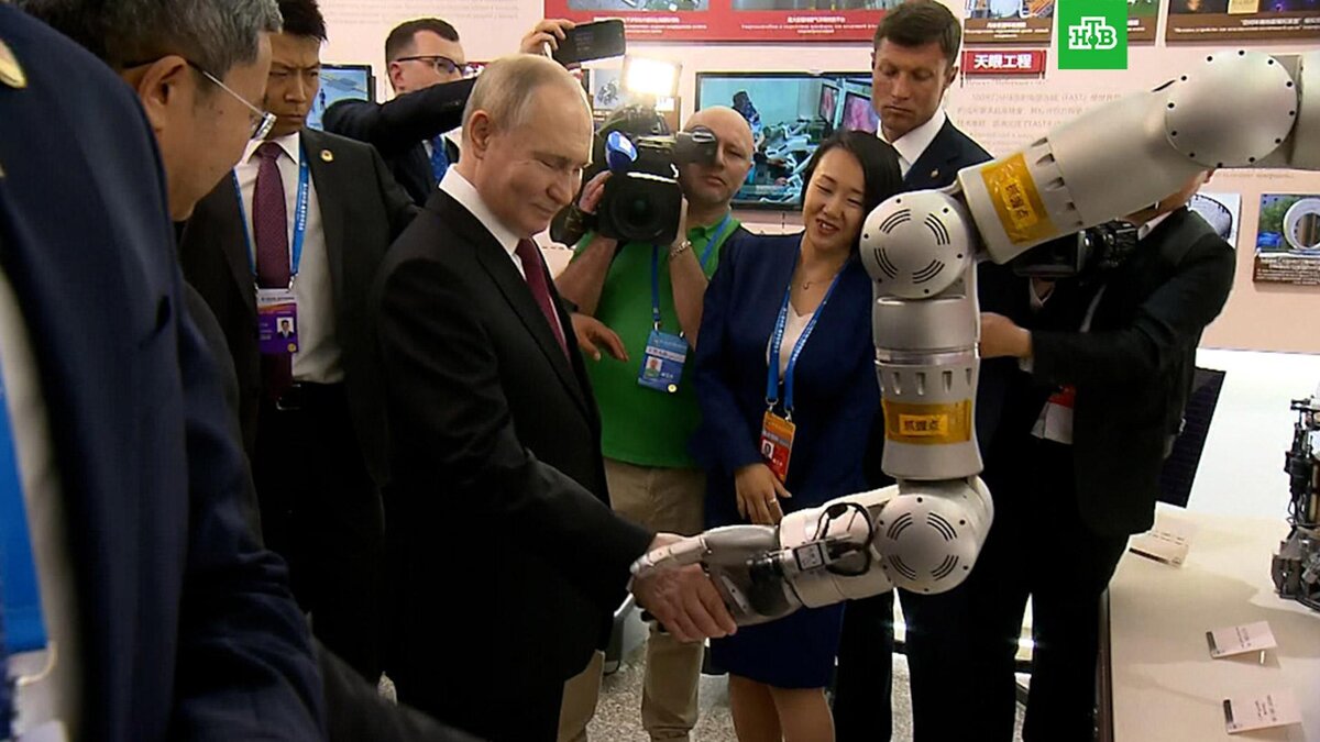    Путин пожал руку роботу в Харбине