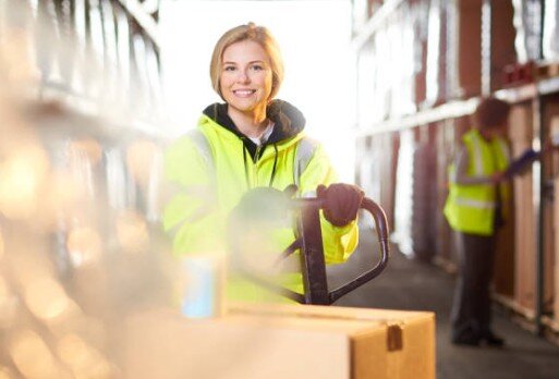 Красивая девушка на складе