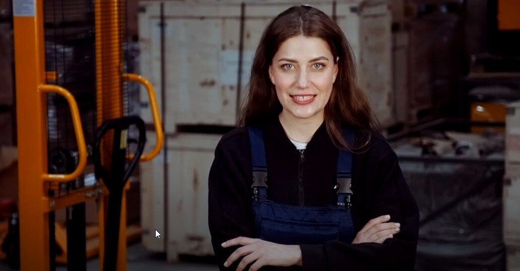 Красивая девушка с штабелером