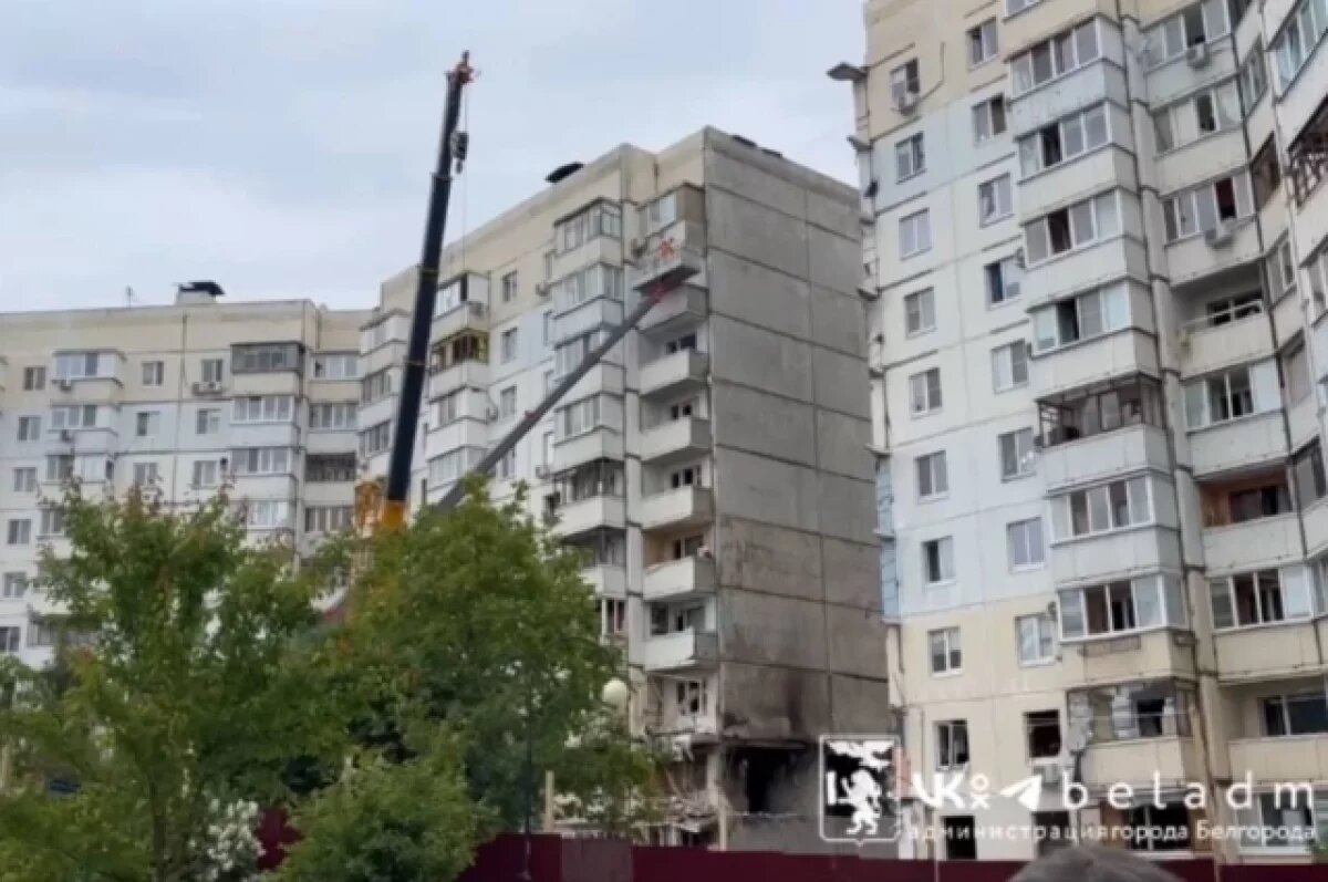    В Белгороде чинят инженерные сети в уцелевших подъездах разрушенного дома