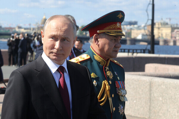 Президент РФ, верховный главнокомандующий Владимир Путин на Главном военно-морском параде по случаю Дня Военно-морского флота РФ, 30 июля 2023 года. Справа на фото — министр обороны РФ Сергей Шойгу / Сергей Карпухин/РИА Новости   📷