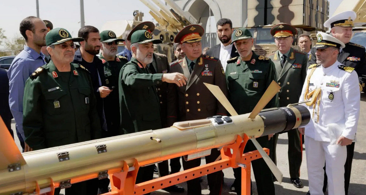 Иранские командиры КСИР демострирую изделие "Тип-358" Сергею Шойгу. Фото ИРНА
