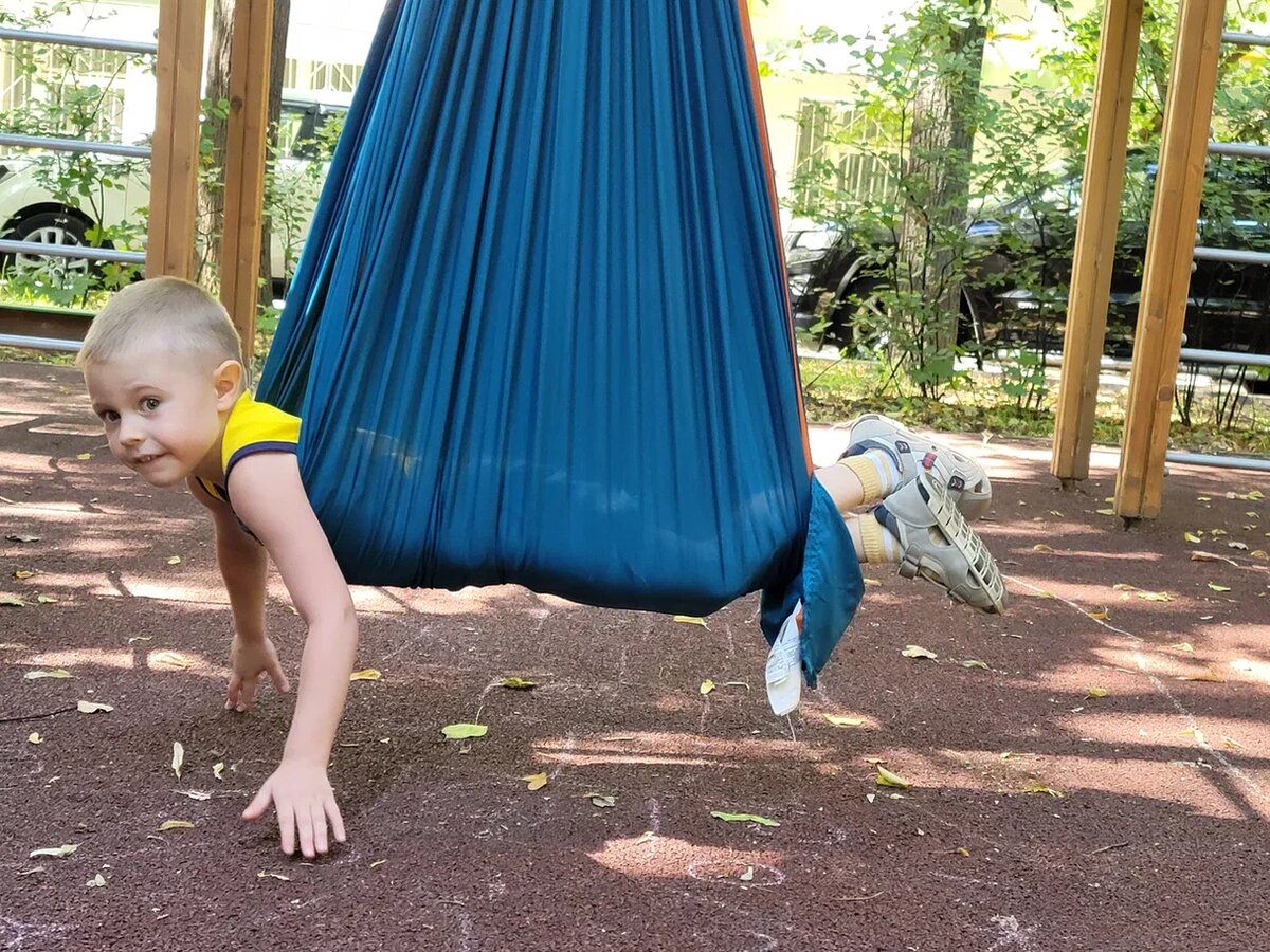 Фото с занятий со специалистами по сенсорной интеграции "Шалтай-Болтай"