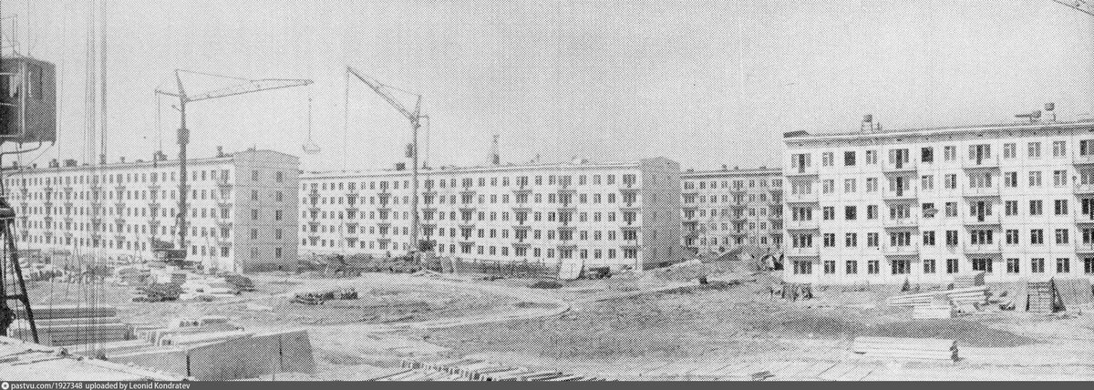 В основной статье не так много фотографий, потому что тогда ещё не было галерей. Разрешалось прикрепить лишь один снимок. Поэтому здесь добавлю какие-то старые пейзажи. Это вид от дома №21к1 на Открытом шоссе в сторону микрорайона №1 во время строительства пятиэтажных домов, 1962-1963. С сайта www.pastvu.com.