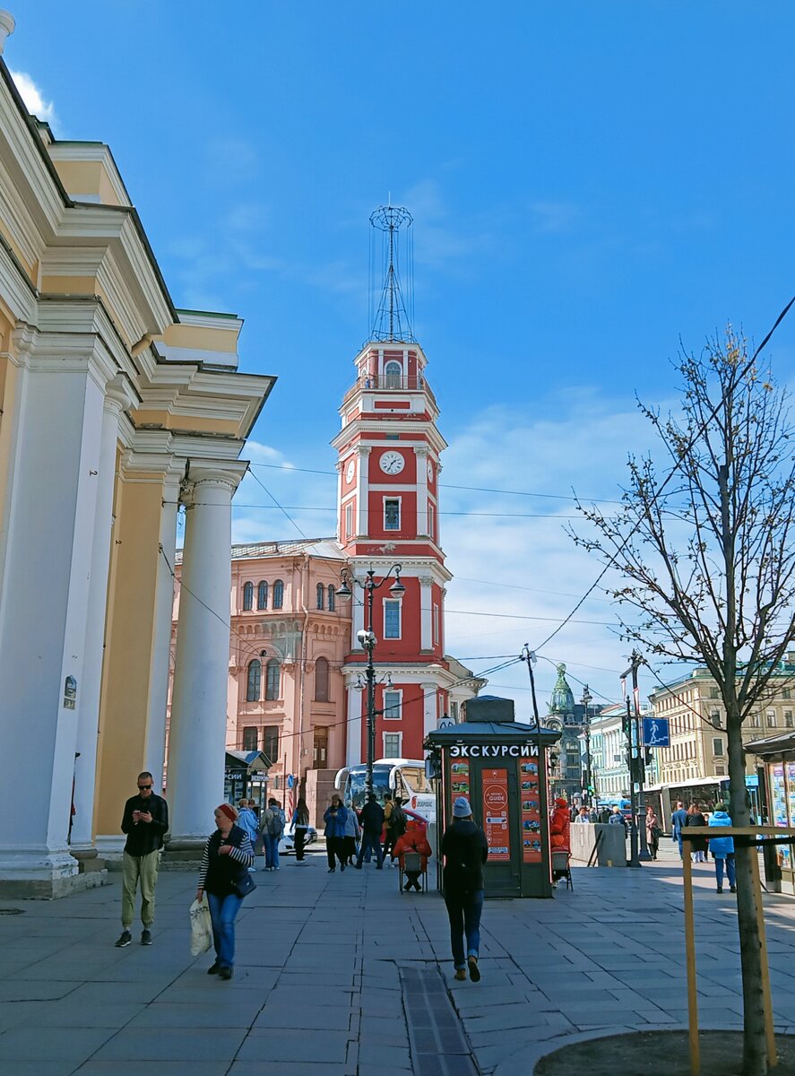 Вот она, та самая башня, часы на которой, пока я работала в музее, показывали мне, сколько времени осталось до начала трудовой вахты! Фото автора
