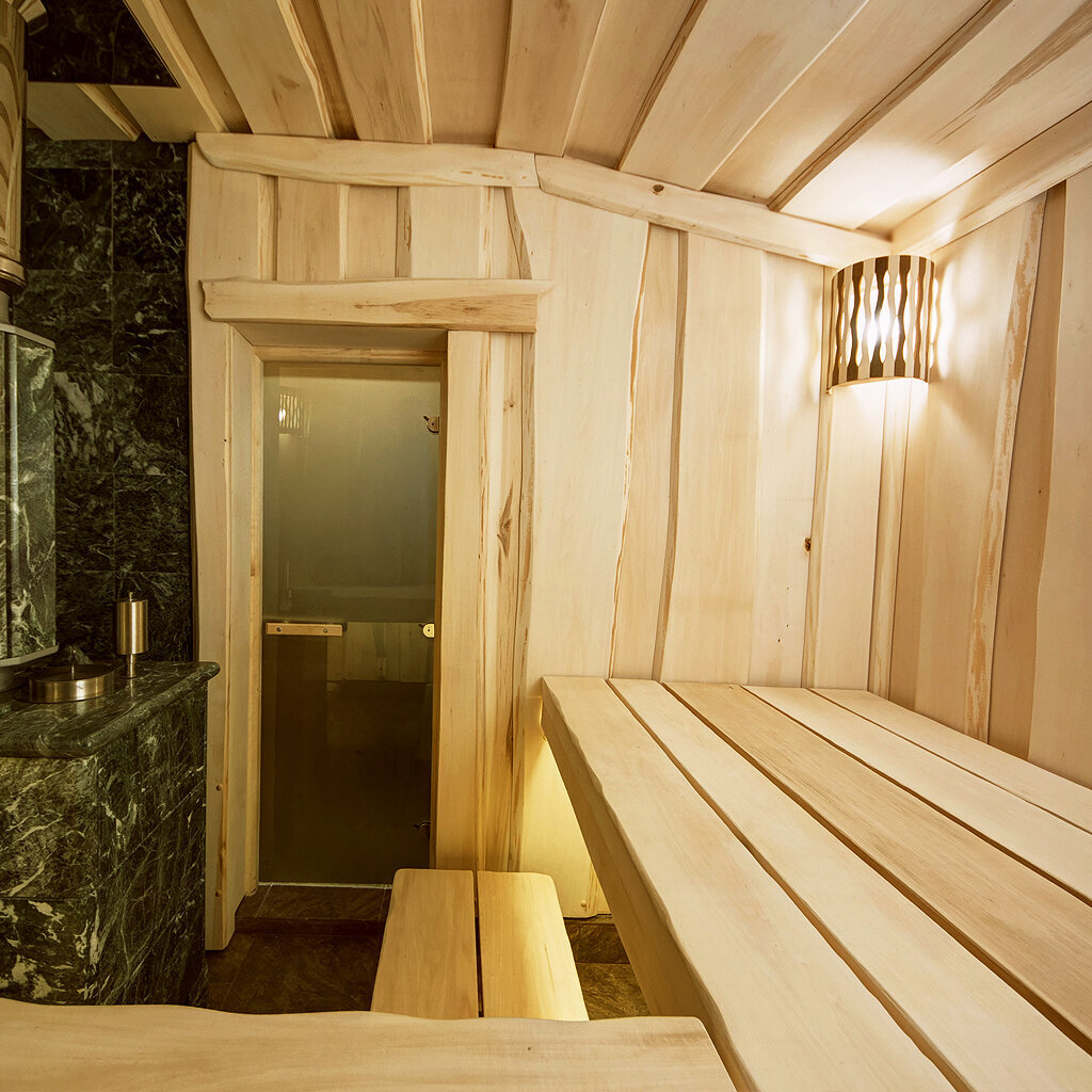 Пример бани из необрезной доски без коры