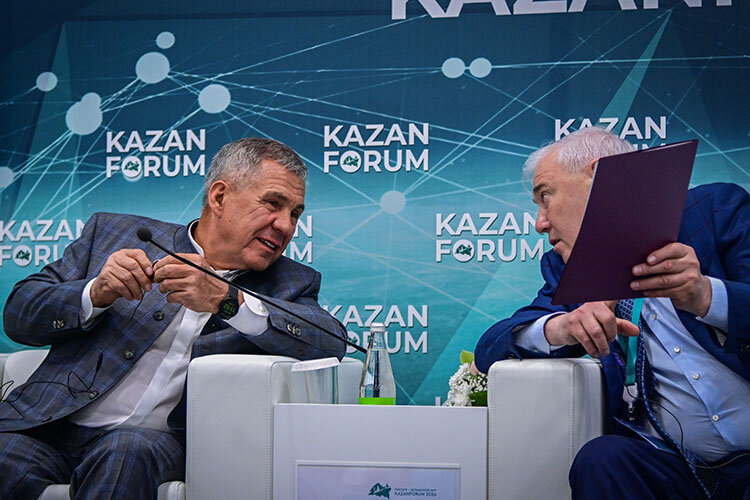    Несмотря на довольно вялое течение эксперимента, Анатолий Аксаков (справа) заявил, что уже встает вопрос о расширении числа регионов-участников.   
Фото:  rais.tatarstan.ru