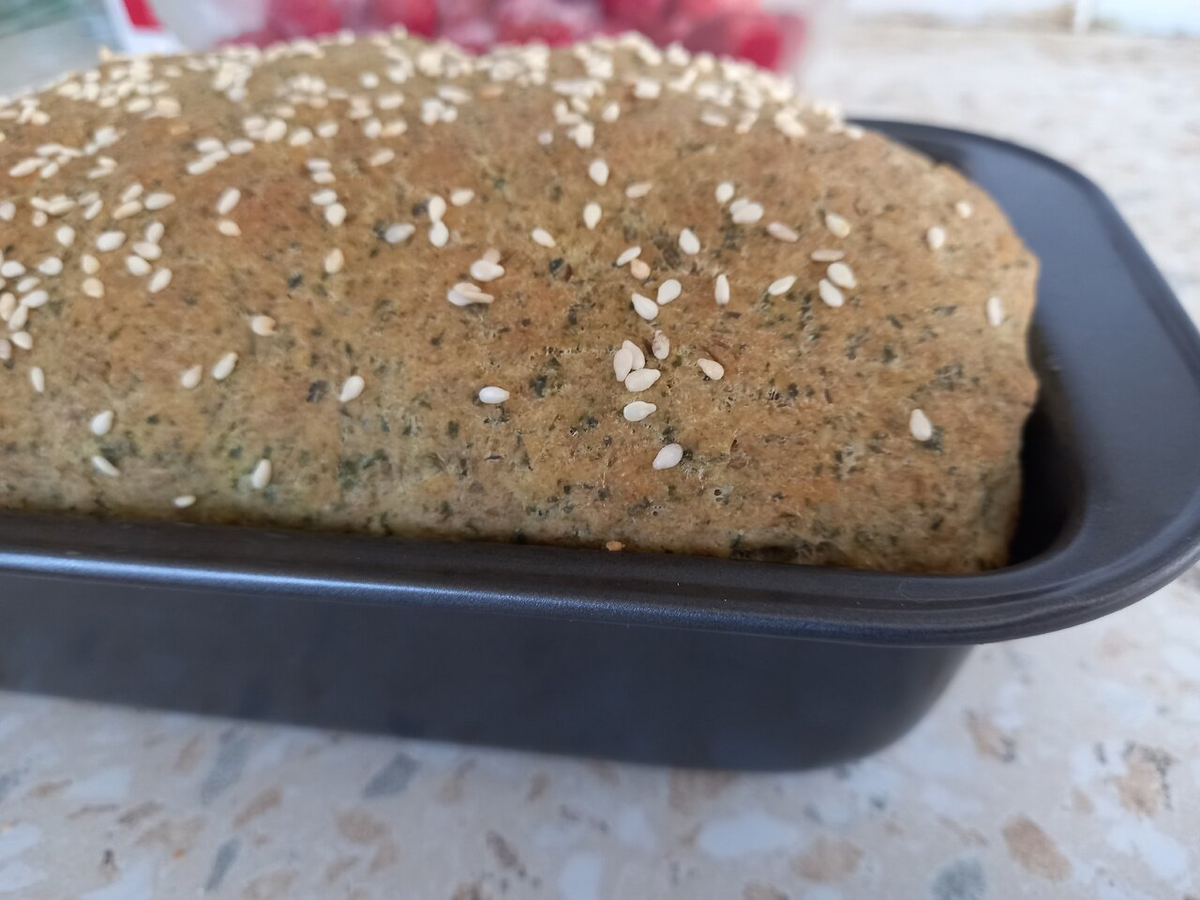Хлеб получился вкусный, но не зелёный, как ожидала