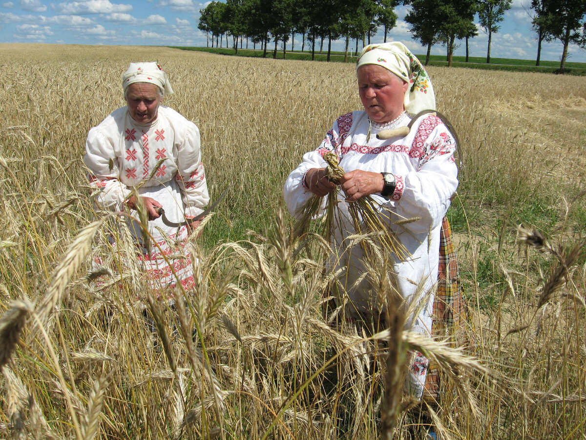 Это фото я делала у нас в Беларуси. На снимке - ровесницы Надежды.