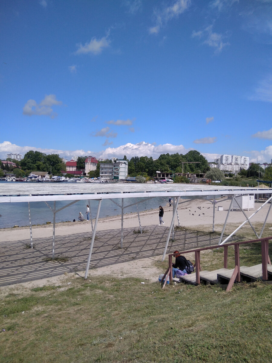 Будний день и людей почти нет. 