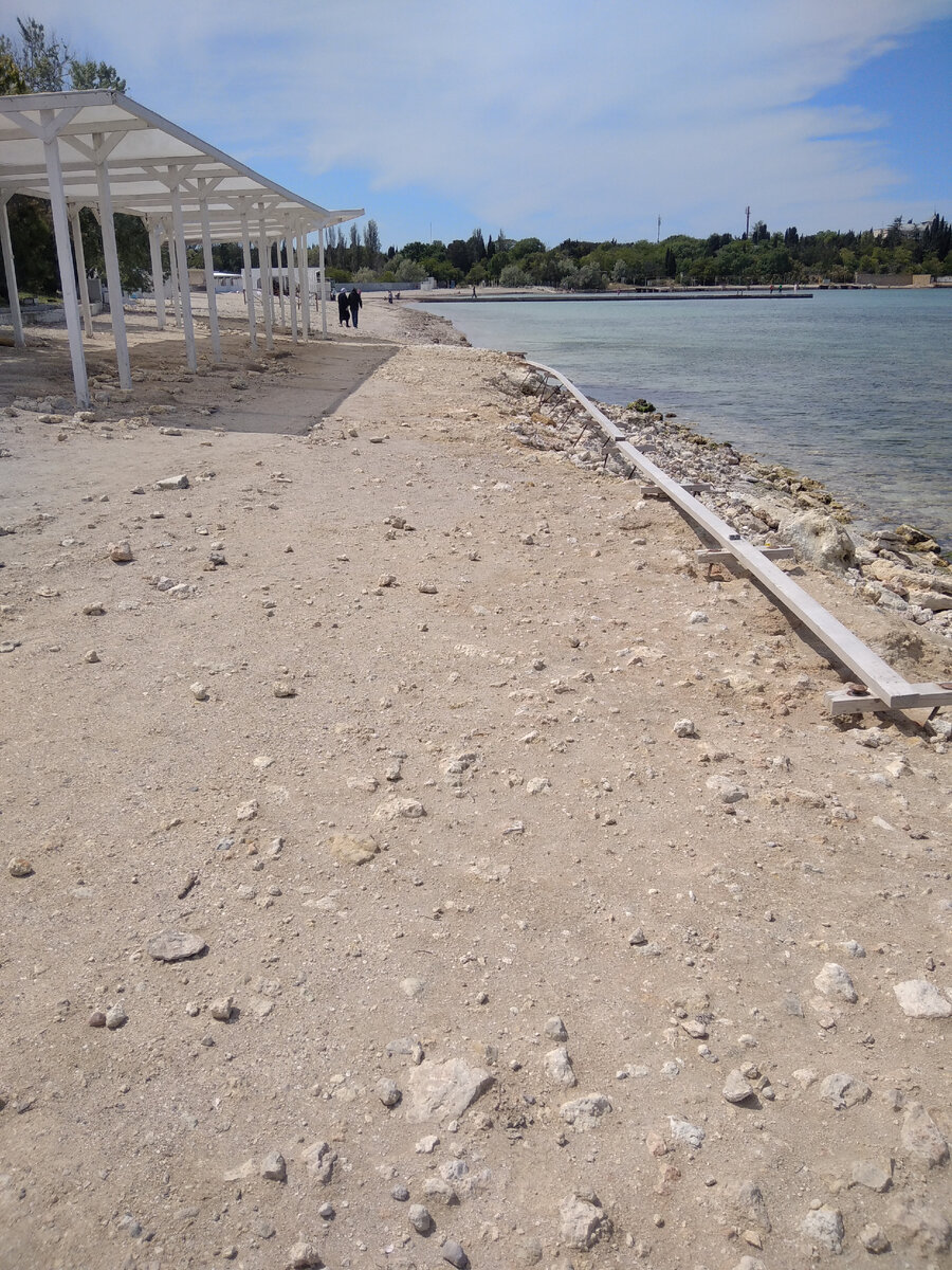 В этом месте в прошлом году был уютный мини пляжик с лавочками у воды и специальным мелким каменистым песком привезëнным под заказ. 