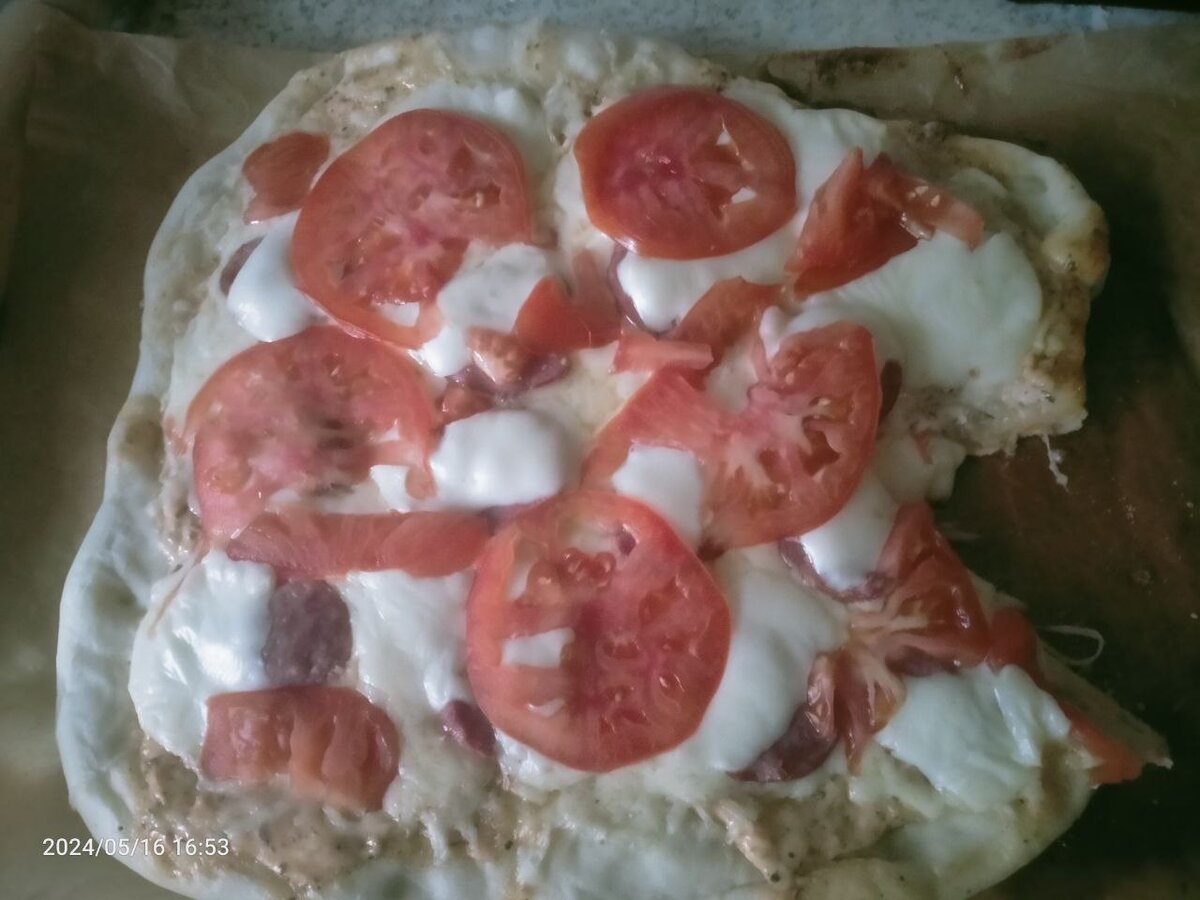 Моя пицца))) Немного отрезала кусочек себе на пробу)) Фотография автора