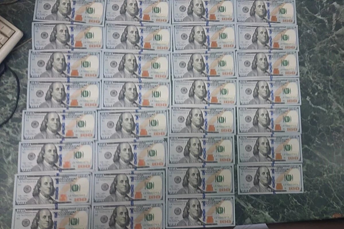    Россиянин пытался дать псковскому таможеннику взятку в три тысячи долларов