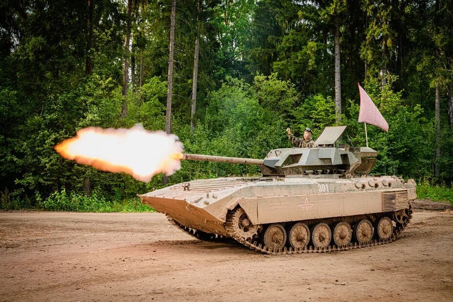 Грохот мотора, мощь брони –  он  покоритель стали! 