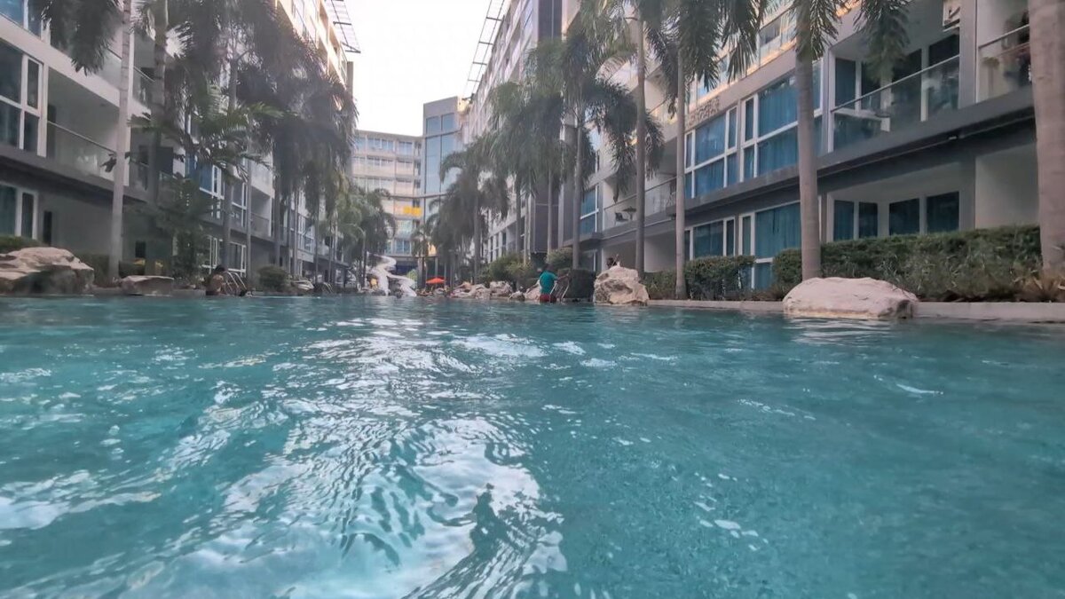 Шикарный бассейн с чистой водой в кондо