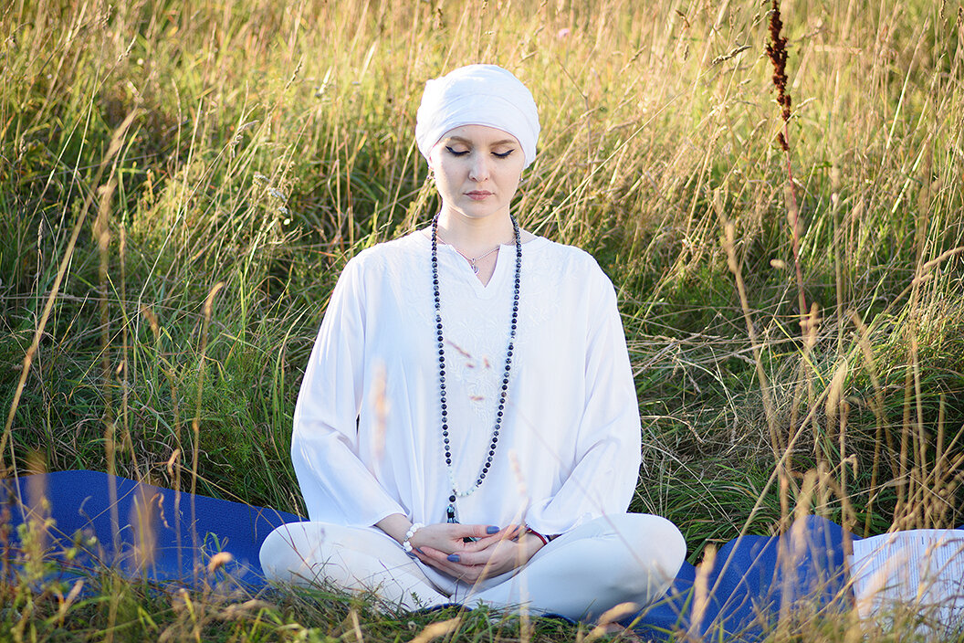 Поза для медитации с Пран Бандха мантрой