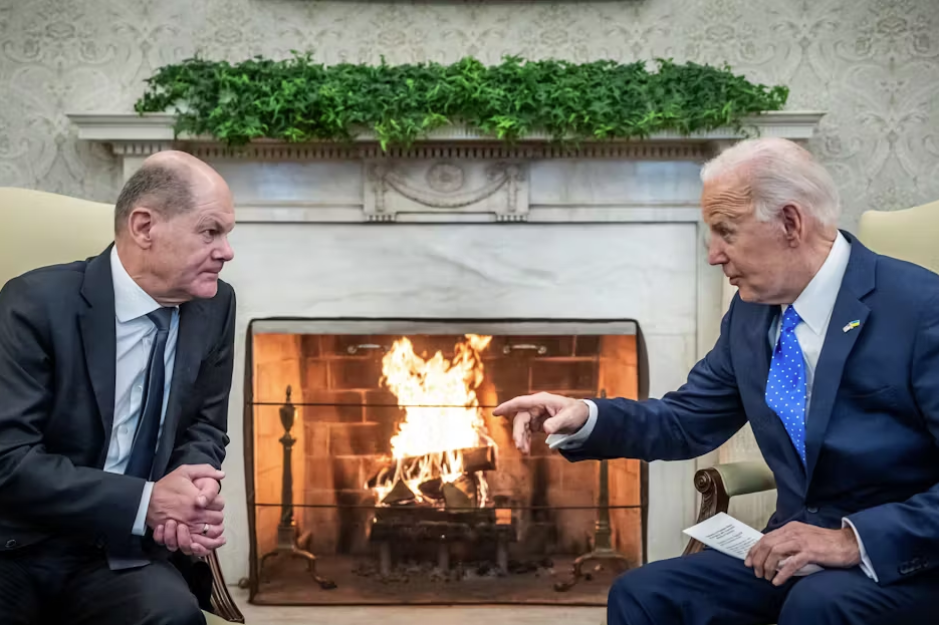 Федеральный канцлер Олаф Шольц (л.) с президентом США Джо Байденом в Белом доме в Вашингтоне © Michael Kappeler/dpa