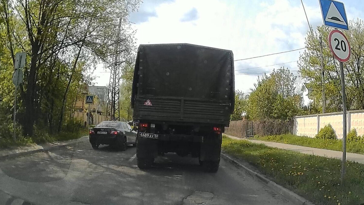 В Твери разыскали и наказали водителя, чуть не сбившего ребёнка на переходе  | ТИА | Новости Твери и Тверской области | Дзен