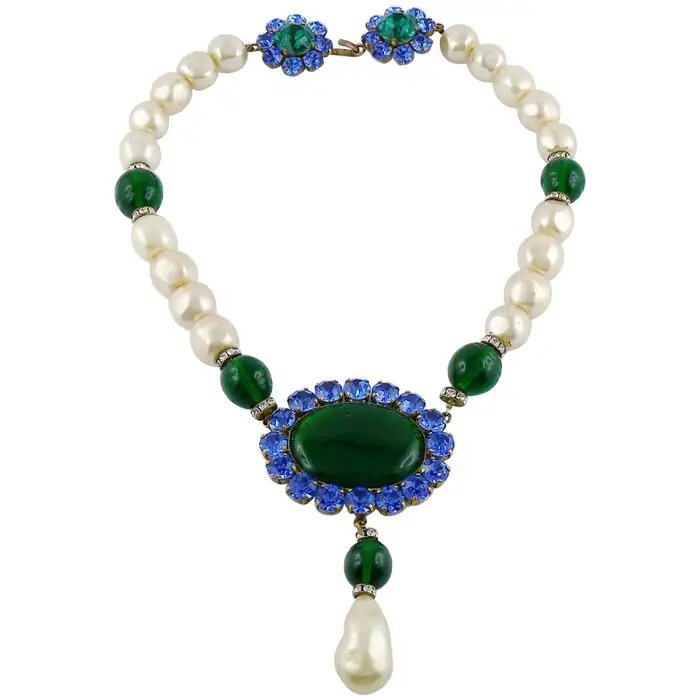 Винтажное колье YVES SAINT LAURENT с крупными изумрудными стеклянными бусинами, кабошоном, искусственным жемчугом, изумрудными и сапфировыми кристаллами и ронделями из прозрачного хрусталя. 
