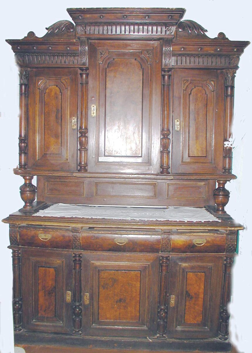 Уникальный буфет ручной работы, подарок аксайчан Поповых.