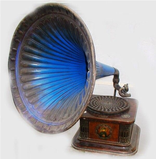 Патефон, подарок семьи Поповых.