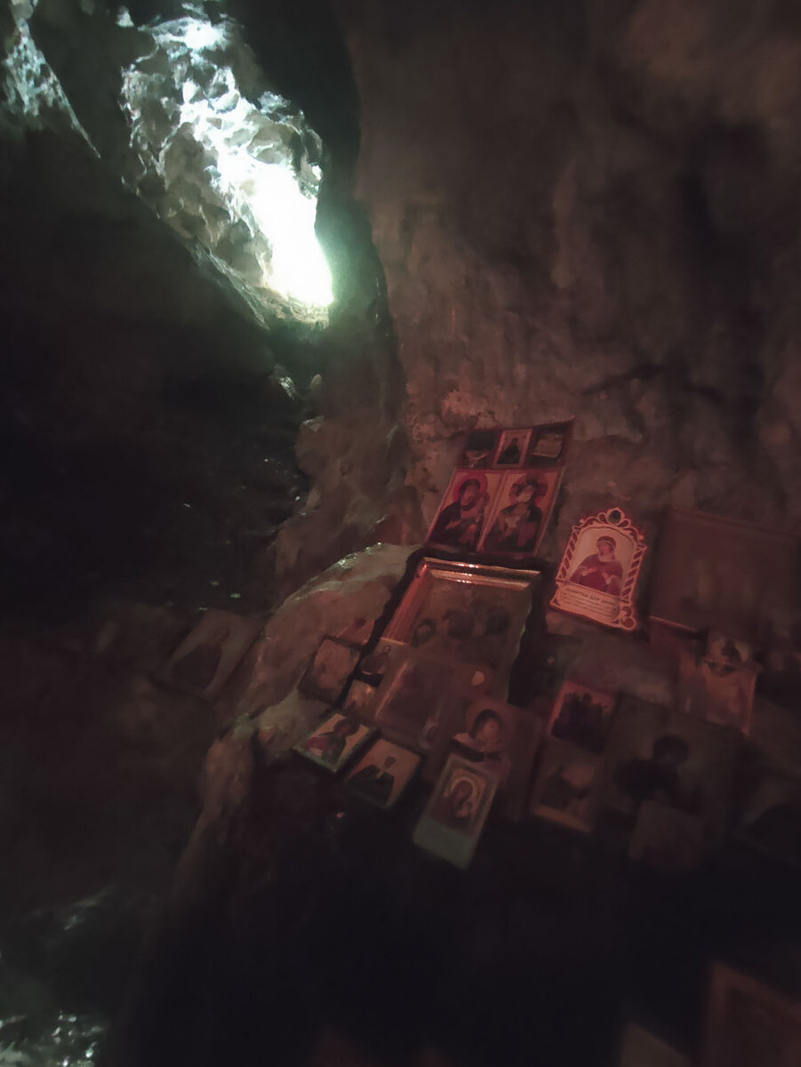 Это та самая пещера Симона Кананита, сверху отверстие, сквозь которое он в нее попадал. Мы попали сквозь дверь.