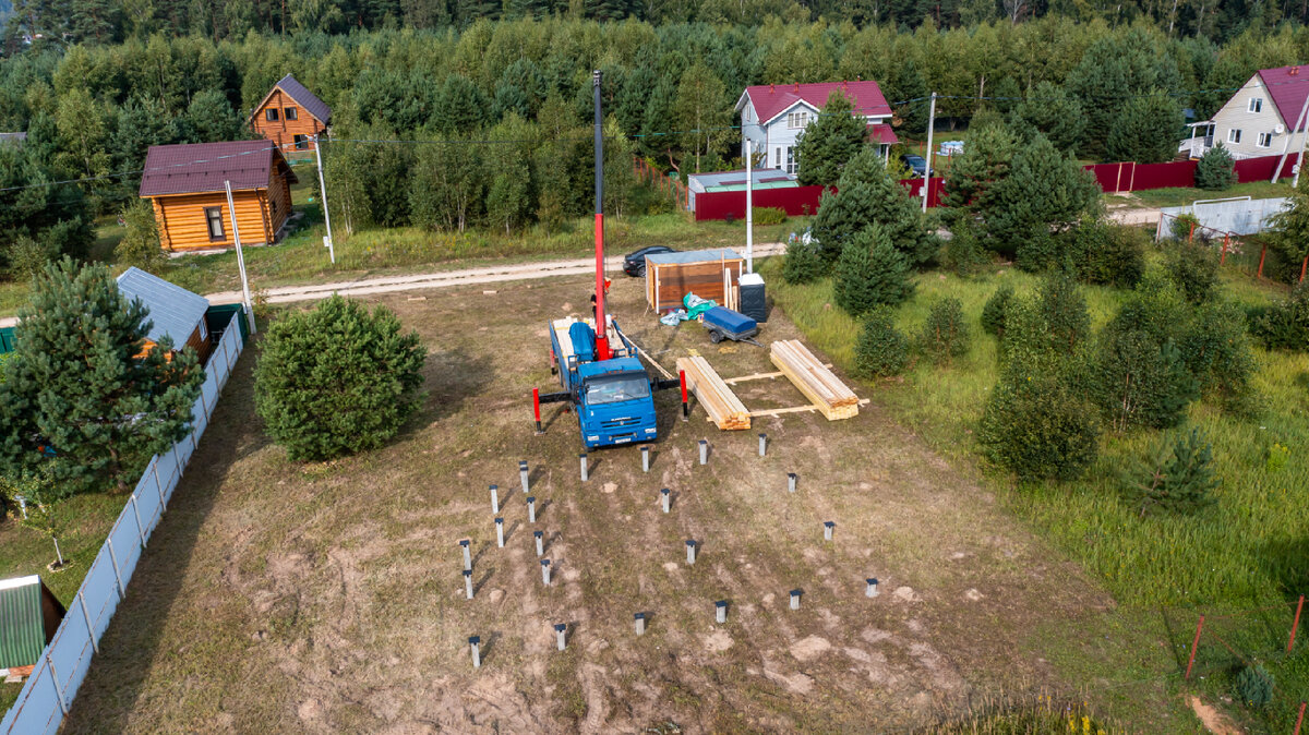 Первый этап строительства. Фундамент уже есть, размещают стройматериалы на участке.