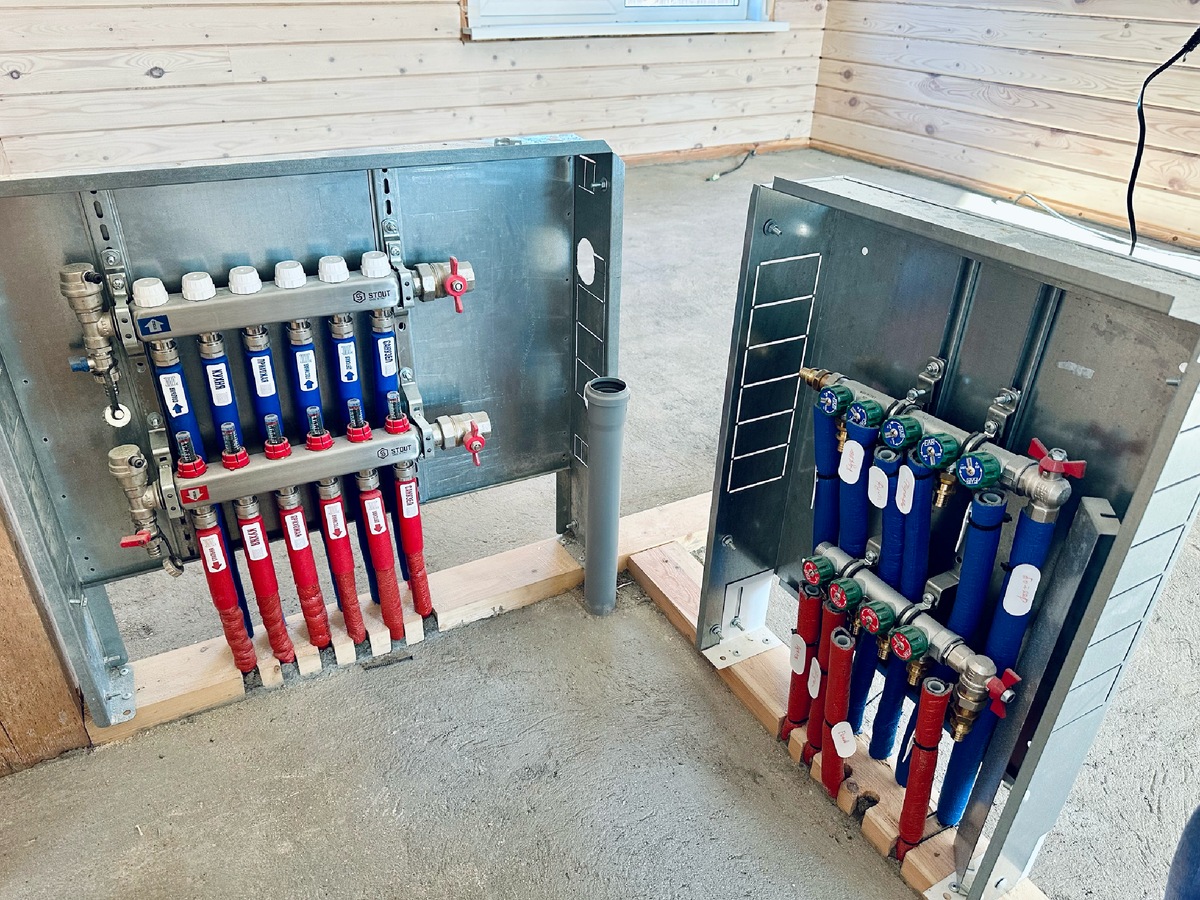 Вот так выглядят коллекторные шкафы в нашем доме. 