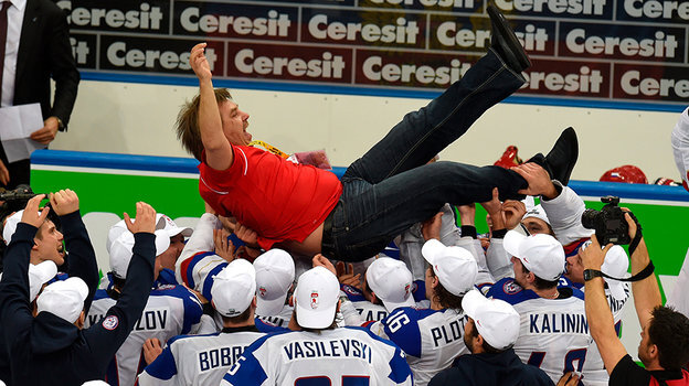    Хоккеисты качают Олега Знарка. photo.khl.ru